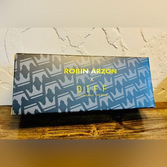 Diff X Robin Arzón | La Reina Sunglasses - Picture 10 of 14